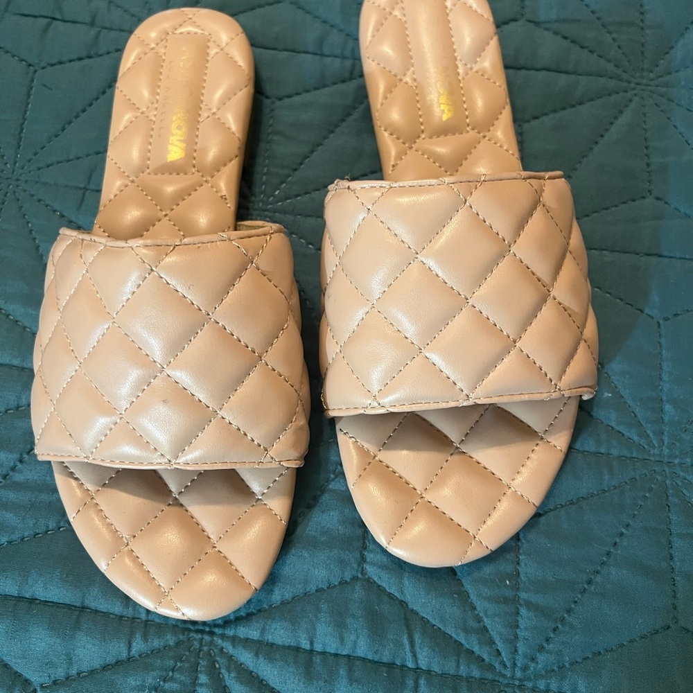 Beige slides - Picture 2 of 2